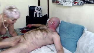 Kõlvatuks küps vene lits AimeeParadise usinalt imeb riista, et tema armastatud abikaasa ...