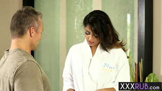 Жыныстық красотка София Леоне аяғына тұрып, тізесіне және жұтып қойдым мүшесі, кейін массаж