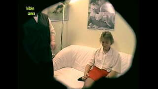 2 समलिंगी संबंध ठेवणारी स्त्री Milfs प्ले एक नितंबात घालण्याची खेळणी! Amateurcommunity.xxx