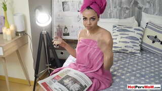 ���หญ่ boobed ลาติน่าเสือภูเขาองแม่ขึ้นอยู่กับเธอ stepsons ดิ๊ก