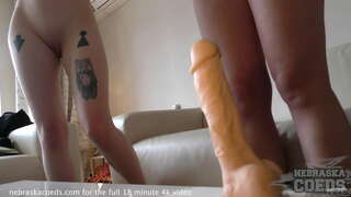 Hazing mláďatá snaží rôzne umelé penisy vidieť, aká veľká je príliš veľká