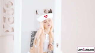 ���ະຫນາດນ້ອຍກເລ່ຜິວເນື້ອສີຂານຸ່ງຂຶ້ນເປັນພະຍາບານສໍາລັບການ roleplay.ນາງໃຊ້ເວລາດູແລຂອງນາງ busty ແຟນແລະປຸ່ງແລະນິ້ວມືຂອງ cunt ຂອງນາງ.ນາງ facesits ຂອງນາງເປັນນາງ rimmed