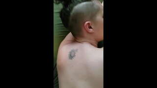 Наблюдайте, как любительская подруга заполняет свою задницу и киску снова и снова