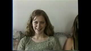 Brunette babe kry haar super-harige poesie geproe deur haar beste vroulike vriend