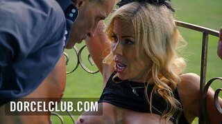 ���ेक्स पार्क मा एक busty blonde MILF