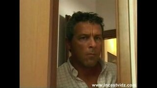 פאטער ניצט די סיטואַציע אַנאַל