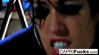 Brunete meiteni, kas izpaužas sasitu