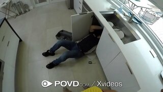 Үлкен мүшесі жағады да тугую киску брюнетки