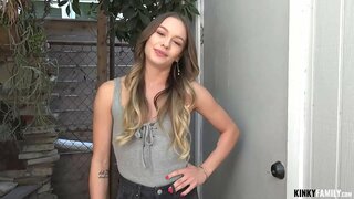 Kinky परिवार - उनको जवान योनि