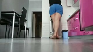 Mami joacă pe bucătărie. Păsărică foarte excitat și umed