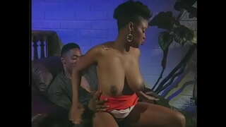 ���ाले बालों वाली लड़की और उसके कुत्ते शैली कुर्सी पर